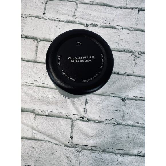 KIND Water Lightweight Metal Bottle Black 27 oz Screw Lid Hiking Clip Handle - Picture 4 of 4